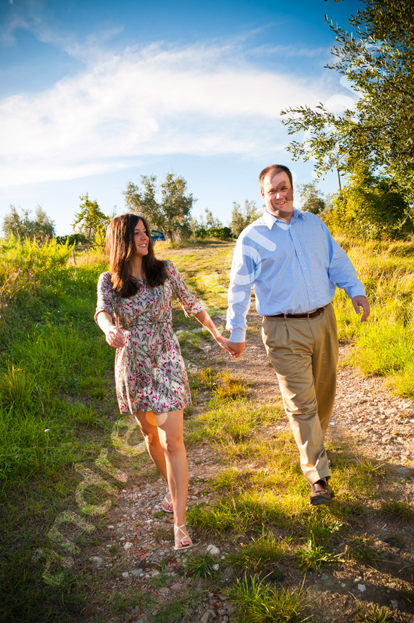 Photo tour tuscany Couple walking hand in hand through the Tuscan countryside. Tuscany engagement session