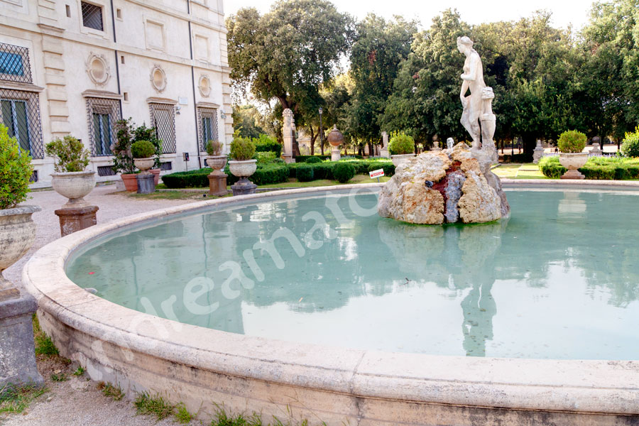 wedding-rome-008 Parco Villa Borghese water fountain behind the museum.