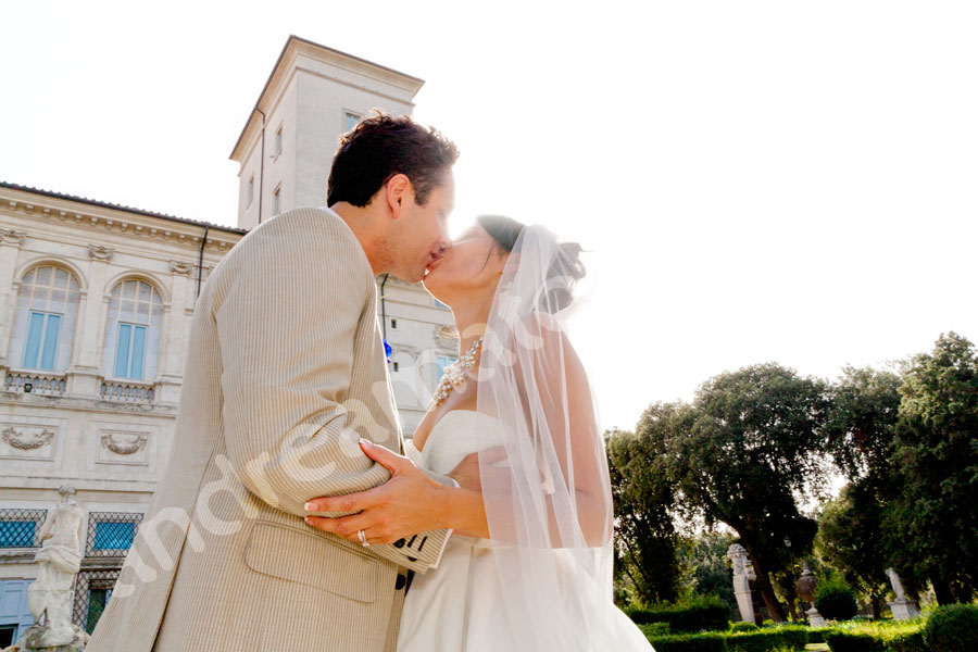 wedding-rome-021 Newlyweds kissing Parco Villa Borghese