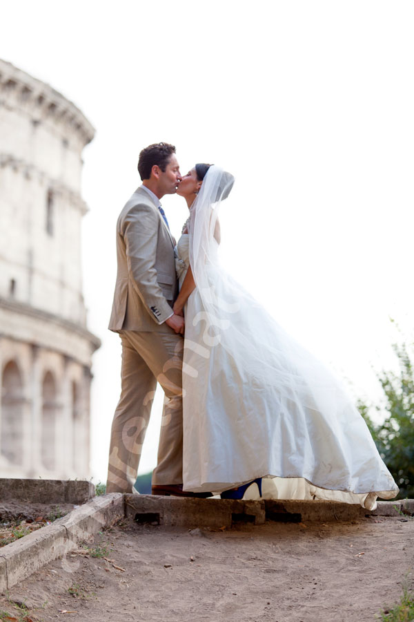 wedding-rome-034 Romantically kissing at the Roman Coliseum