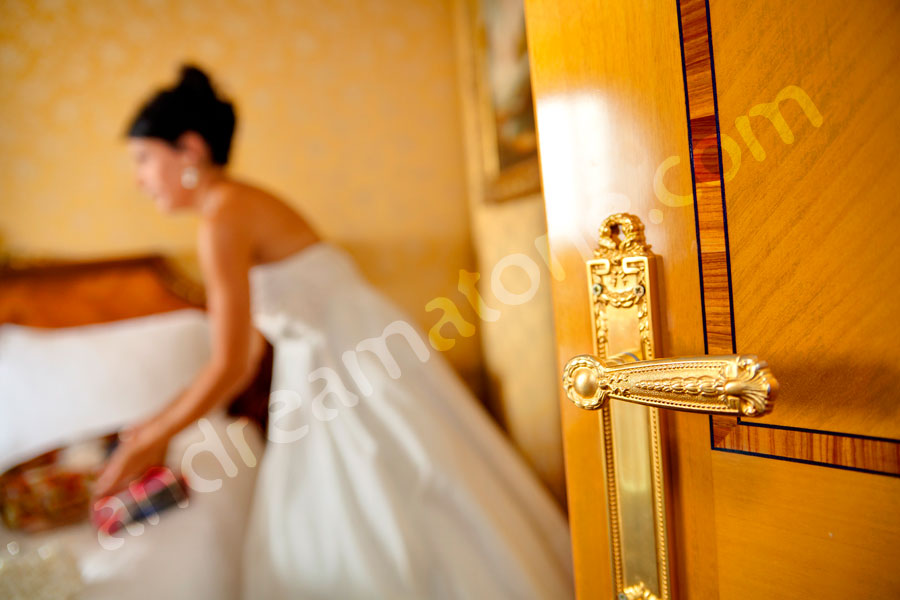 wedding-rome-3911-006 Door handle and the bride getting ready to exit