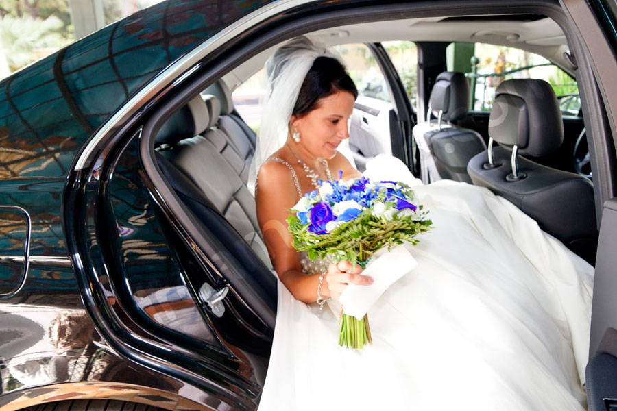 wedding-rome-3911-019 The bride entering the car