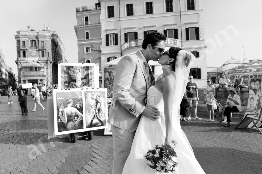wedding-rome-3911-054 Kissing at Piazza di Spagna on top of Trinita' dei Monti