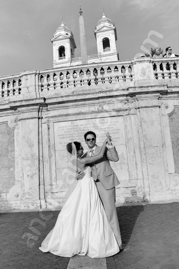 wedding-rome-3911-062 Dancing in black and white in Piazza di Spagna