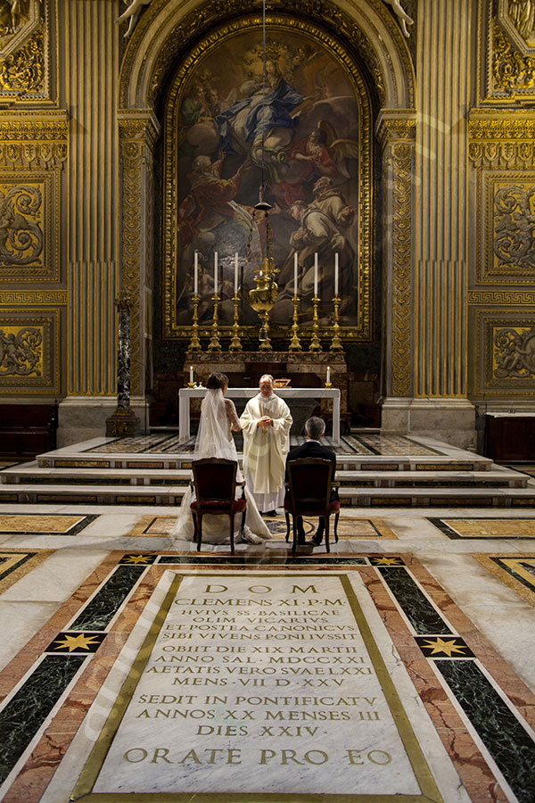photographer renewal photo session in the Vatican city