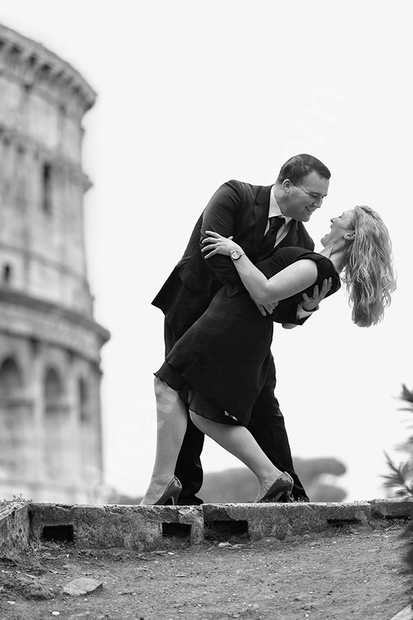 honeymoon-rome-4912-004 Black and white pose by the Coliseum. Man dipping woman.