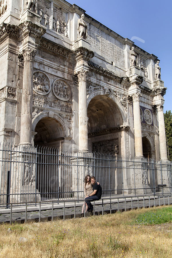 photographer-rome-2912-001 Posing during a session underneath Constantine's Arch
