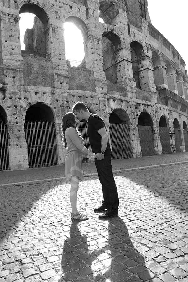 photographer-rome-2912-002 Black and white image of a man and a woman kissing in front of the Colosseum. Romantic Photo Love Story Rome Italy
