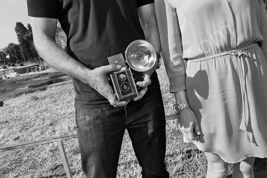 photographer-rome-2912-007 Holding a vintage kodak camera during a session