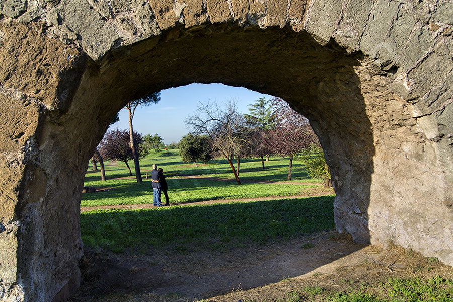 surprise-proposal-21012-021 Engagement session old roman aqueduct in the outskirts of Rome