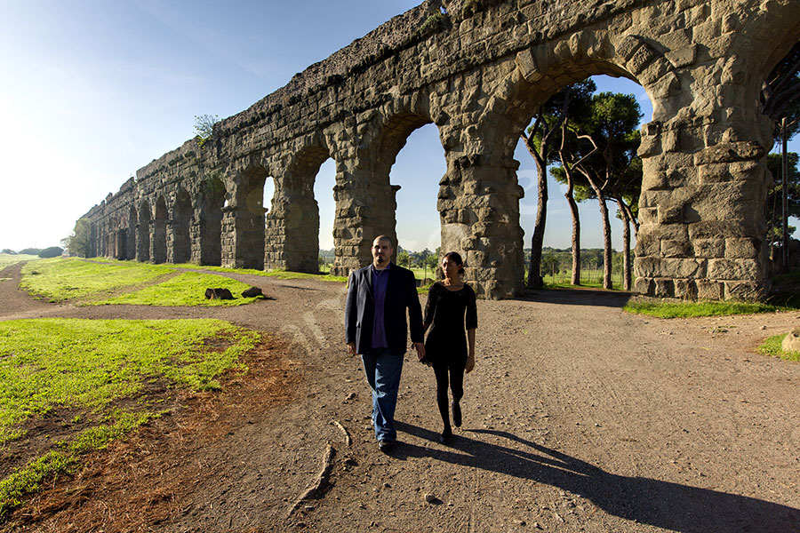 surprise-proposal-21012-031 Strolling during a tour of the ancient Italian monuments and landmarks