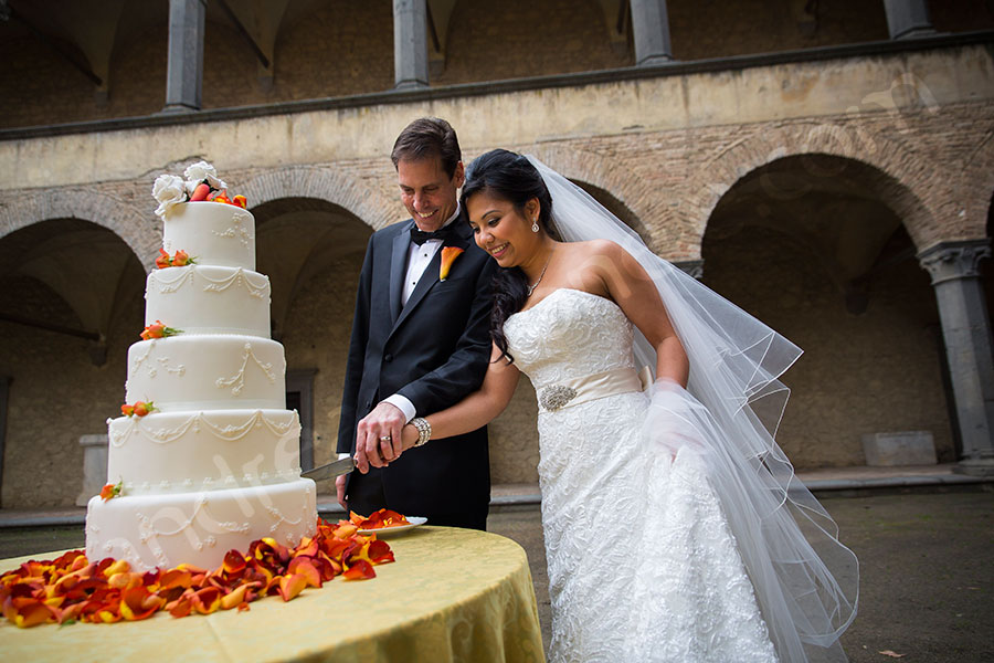 Cutting of the cake at Odescalchi castle. Wedding Photographer Italy Elopement Photographer