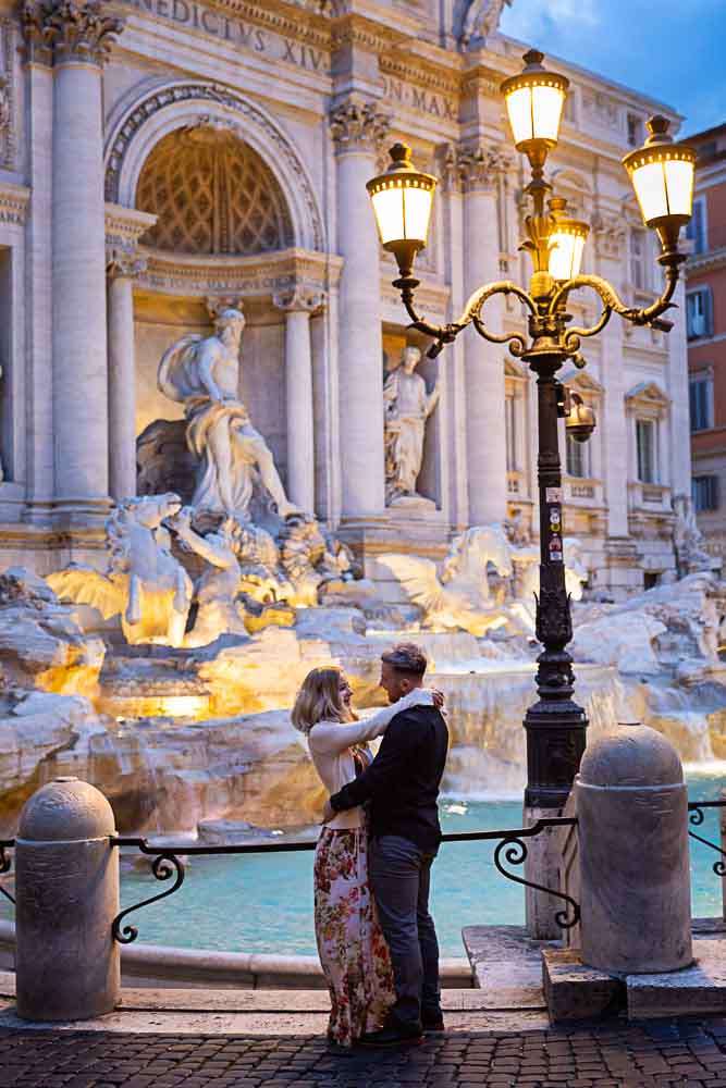Photoshoot engagement session at fontana di Trevi. Image by the Andrea Matone photography studio