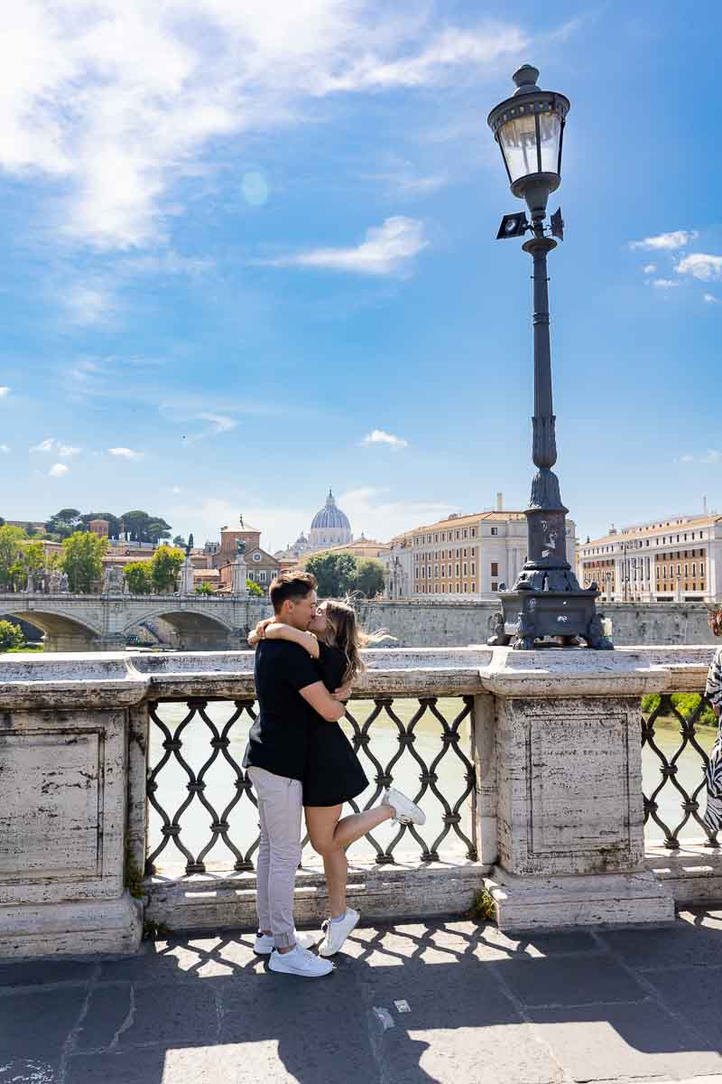 Ponte S.Angelo engagement photo session. Taking engagement pictures in Rome with professional photographers. Proposal under Castel Sant'Angelo bridge
