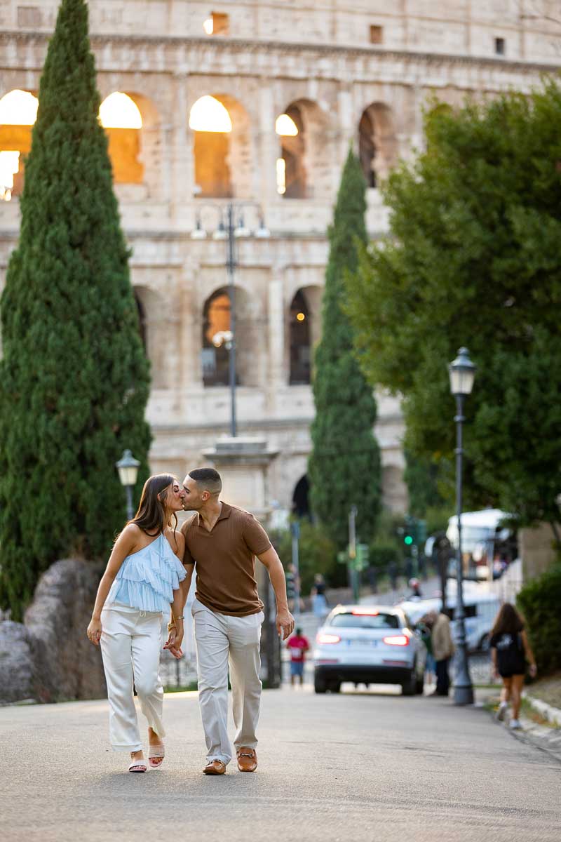 Walking while kissing. Photoshoot Colosseum park view 