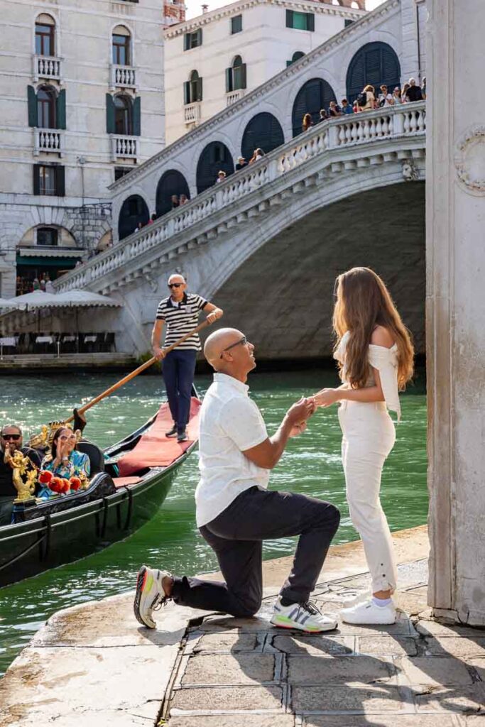 Rialto Proposal in Venice. Knee down wedding proposal in Italy by the Rialto bridge than on a photography session around the city