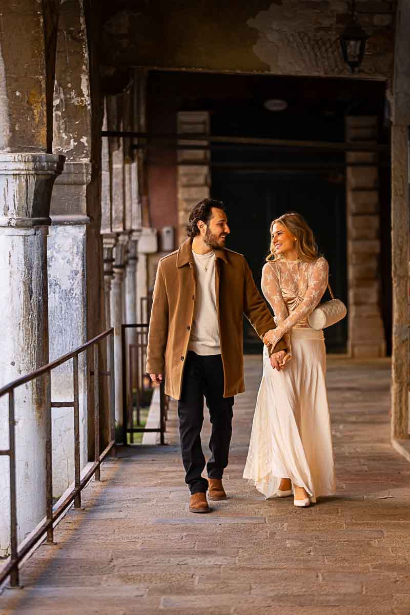 Walking in love underneath venetian porticos