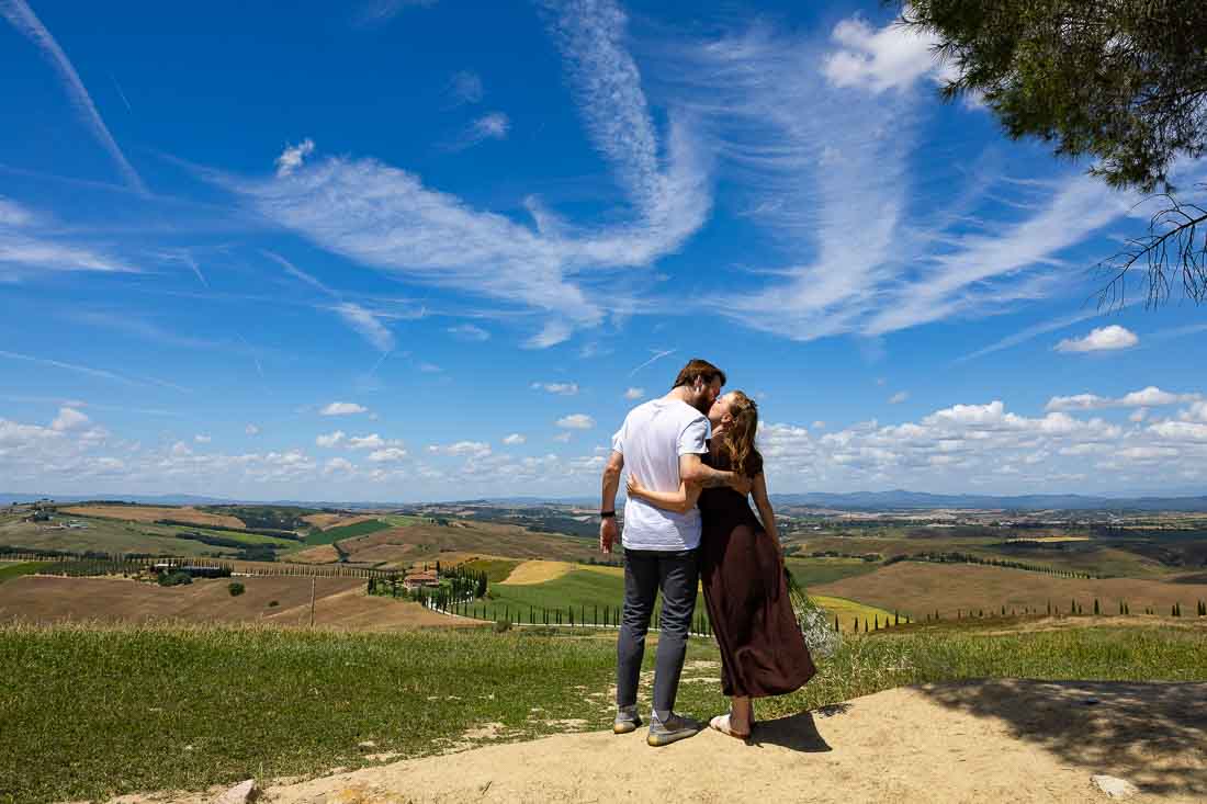 Kissing in Tuscany during a unique and once in a lifetime photoshoot together after having proposed in these beautiful Italian lands 